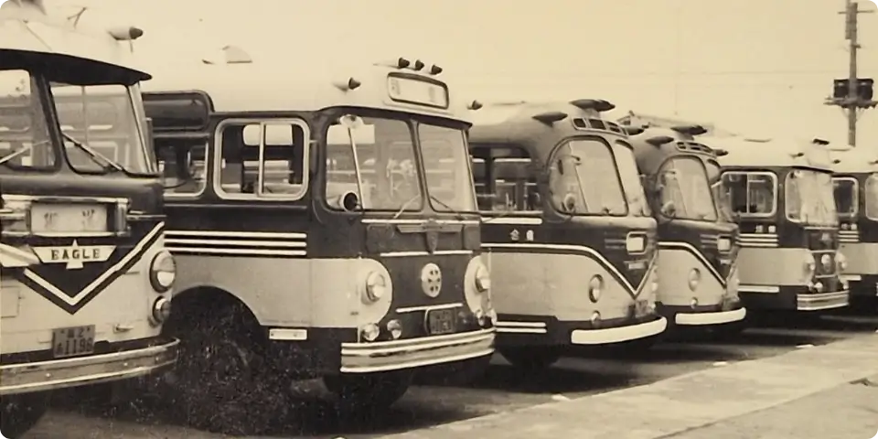 写真：バスが並んでいる