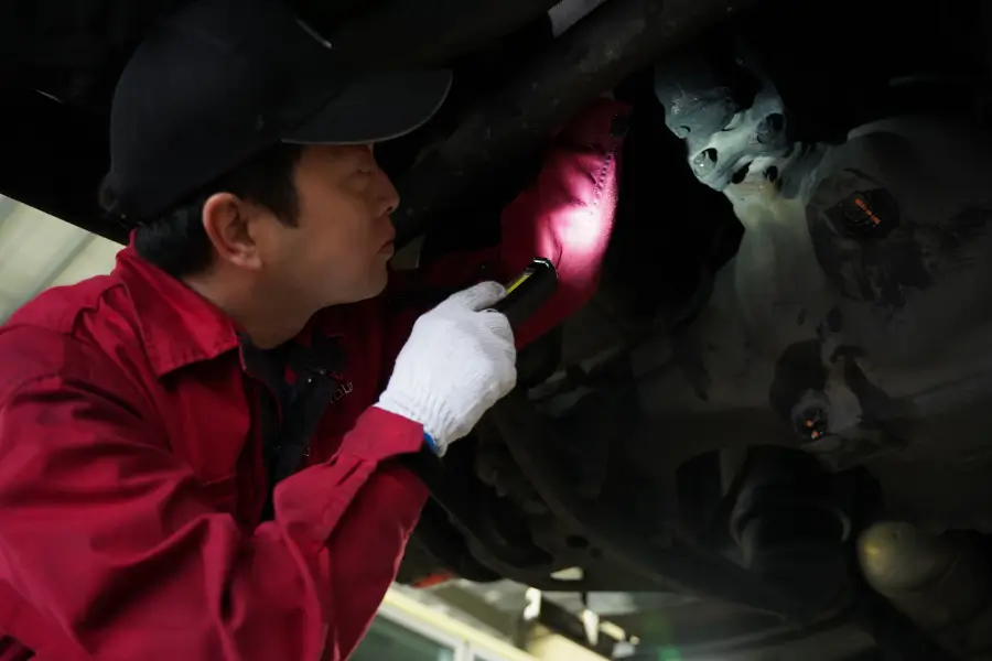 写真：車両を点検している作業員