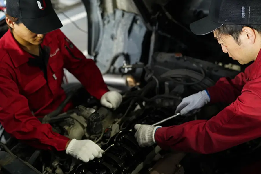 写真：車両を整備している作業員