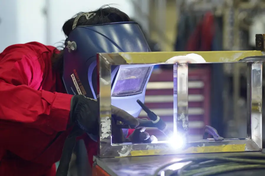 写真：車両を補強している作業員