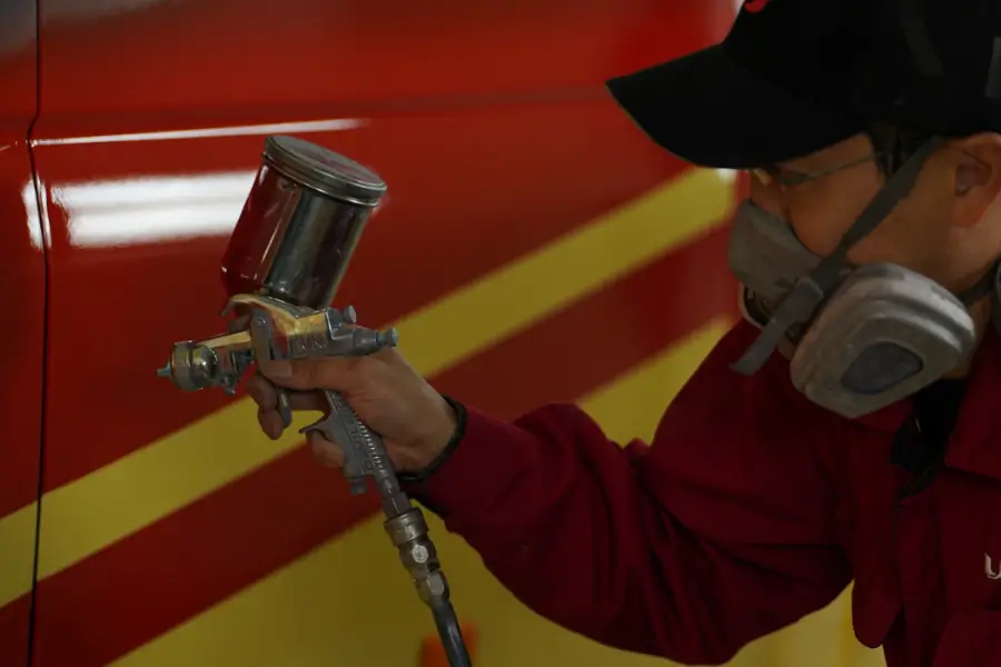 写真：車両を塗装している作業員