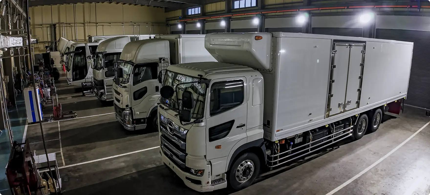 写真：工場内に複数のトラックが並んでいる