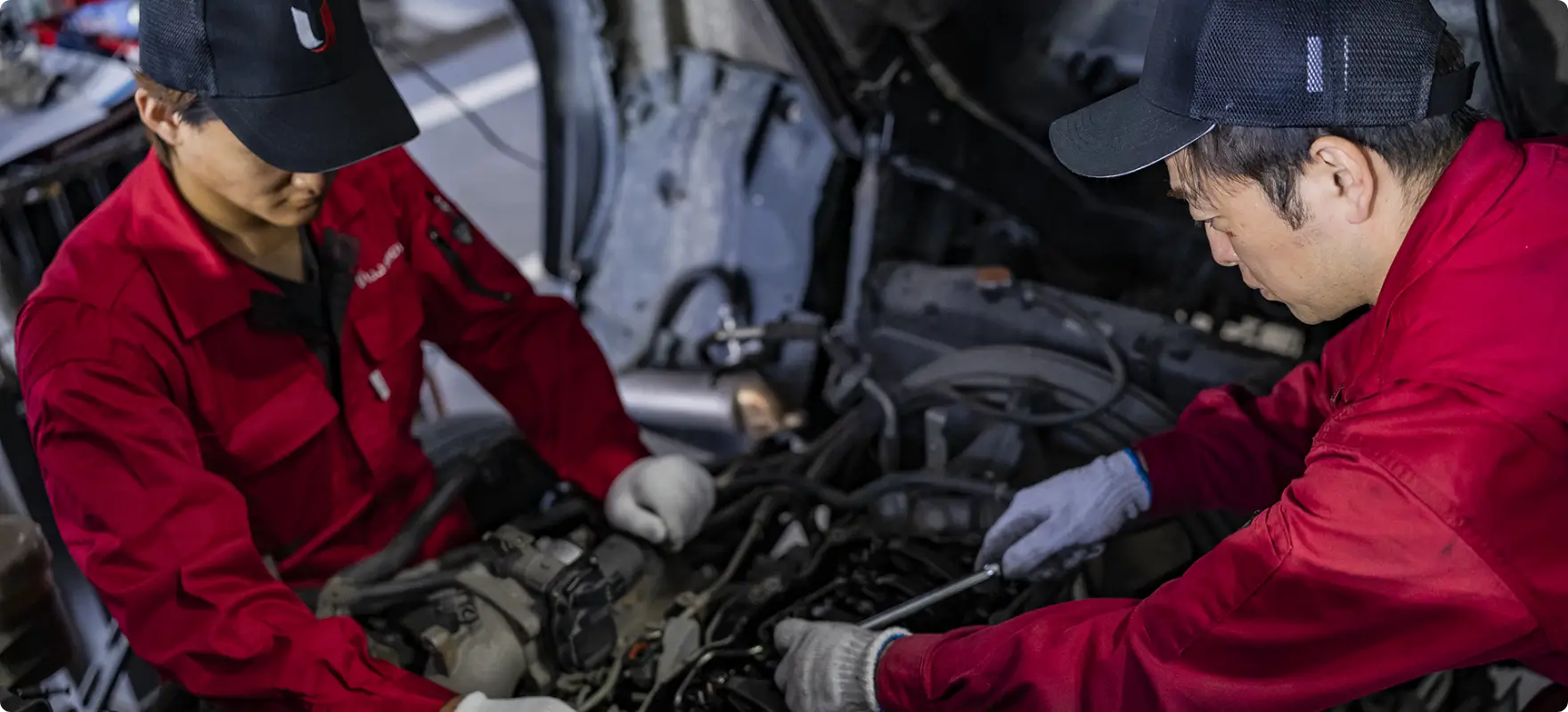 写真：作業員二人が作業している様子